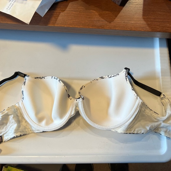 Victoria’s Secret Black and white bra. Size 34D. - Picture 7 of 8